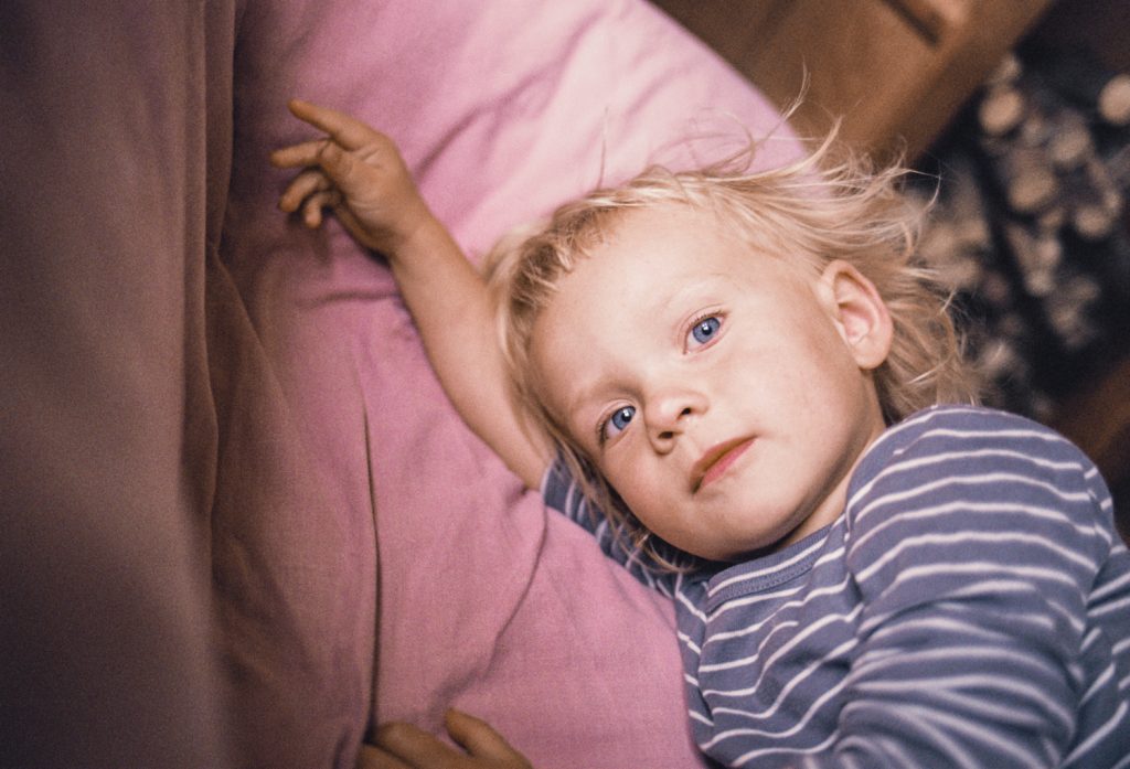 analog Kodak 35mm Kind auf Kissen, blaue Augen, Lena Maria Loose